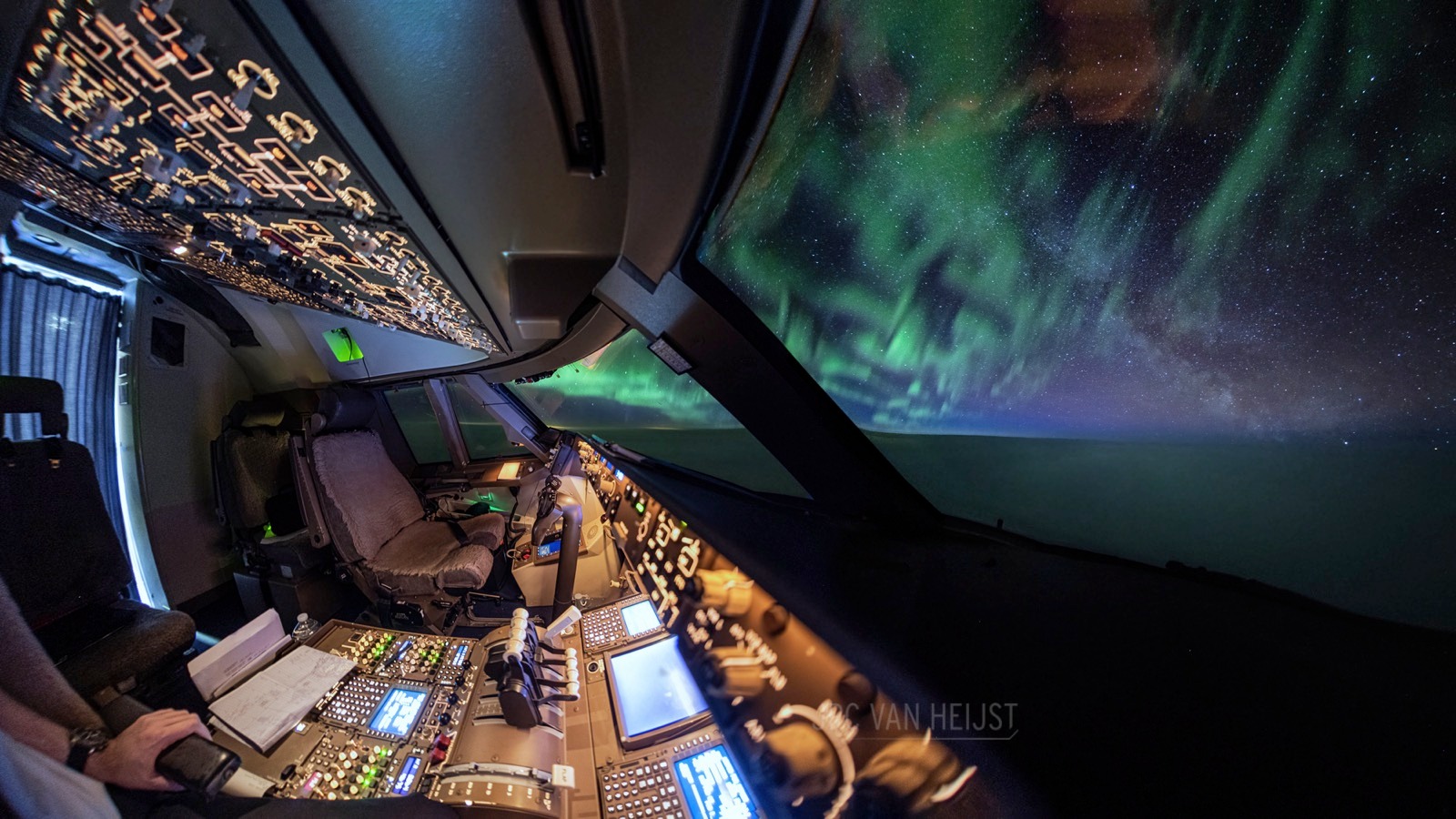 Spectacle de feu des aurores boréales sur Québec depuis le cockpit du 747