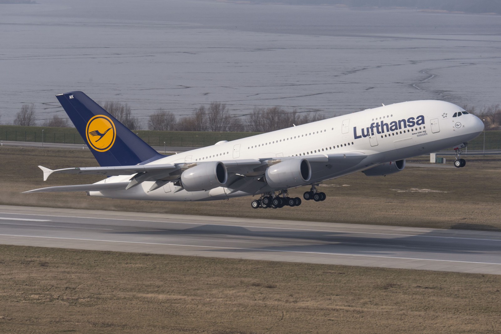 Lufthansa slashes flights as coronavirus outbreak hits bookings