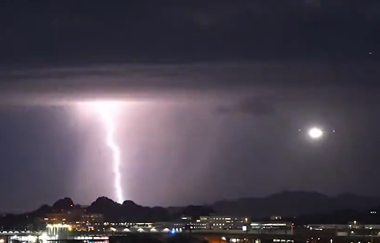 awesome thunderstorms skyharbor