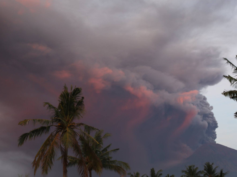 Mount Agung ash cloud 