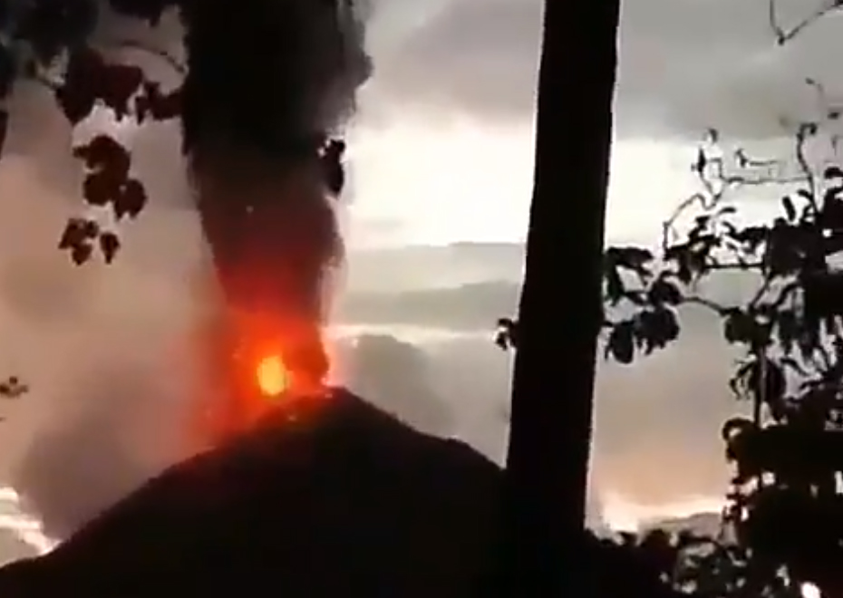 Krakatoa volcano alert